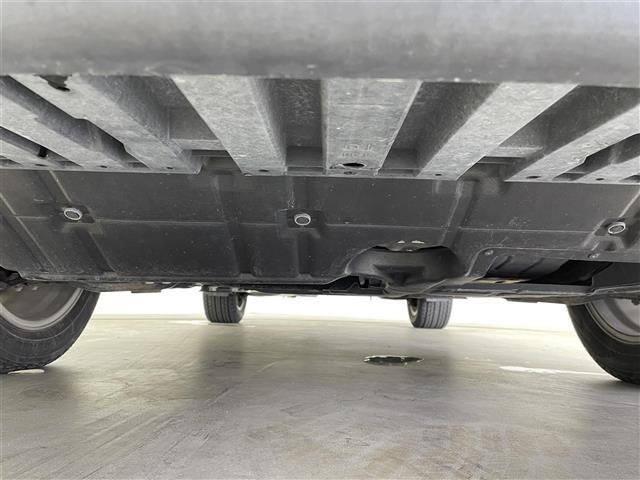 ハリアー プレミアム　アルパイン９型ナビ　バックカメラ　クルーズコントロール　横滑り防止装置　レーンキー　オートライト　ＬＥＤライト　パワーシート　ＥＴＣ　純正アルミホイール　パワーバックドア（40枚目）