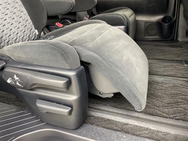 アルファード ２．５Ｓ　純正１０型ナビ　アルパイン後席モニター　バックカメラ　両側電動スライドドア　ビルトインＥＴＣ　クルーズコントロール　ウッドコンビステアリング　ステアリングスイッチ　ＬＥＤライト　スマートキー　禁煙車（30枚目）