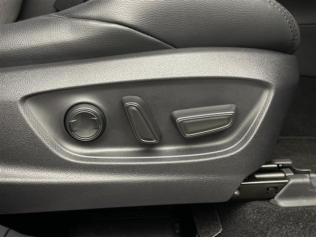 カローラクロス ハイブリッド　Ｚ　純正１０．５型ナビ　バックカメラ　フルセグＴＶ　ＥＴＣ２．０　ハーフレザーシート　シートヒーター　電動リアゲート　純正アルミホイール　衝突被害軽減ブレーキ　レーンアシスト　ＬＥＤヘッドライト　禁煙車（15枚目）