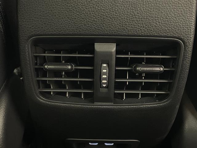 カローラクロス ハイブリッド　Ｚ　純正１０．５型ナビ　バックカメラ　フルセグＴＶ　ＥＴＣ２．０　ハーフレザーシート　シートヒーター　電動リアゲート　純正アルミホイール　衝突被害軽減ブレーキ　レーンアシスト　ＬＥＤヘッドライト　禁煙車（16枚目）