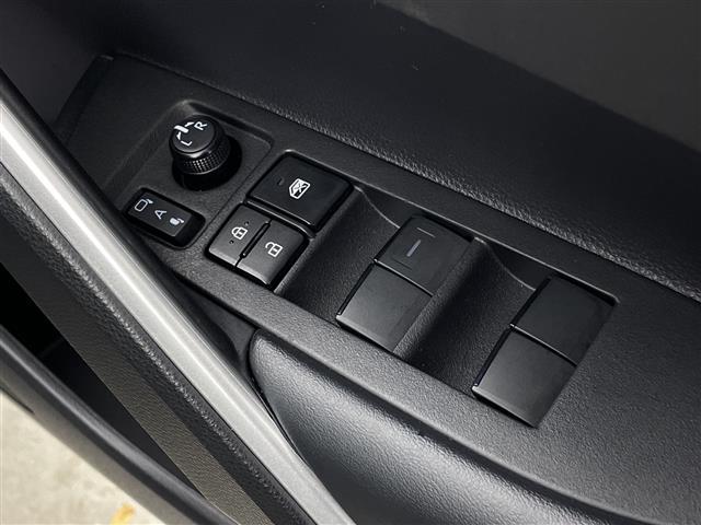 カローラクロス ハイブリッド　Ｚ　純正１０．５型ナビ　バックカメラ　フルセグＴＶ　ＥＴＣ２．０　ハーフレザーシート　シートヒーター　電動リアゲート　純正アルミホイール　衝突被害軽減ブレーキ　レーンアシスト　ＬＥＤヘッドライト　禁煙車（32枚目）