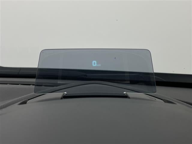 【ヘッドアップディスプレイ（ＨＵＤ）】フロントウインドウガラスに走行情報を投影します。運転中の目線と重なるように表示されるので、少ない視線移動で速度が確認できるので、　ドライビングに集中できます！