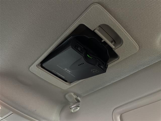 【ＥＴＣ】有料道路を利用する際に料金所で停止することなく通過できる、ＥＴＣ車載器（ノンストップ自動料金収受システム機器）が装備されています。セットアップを行うことで利用可能になります。