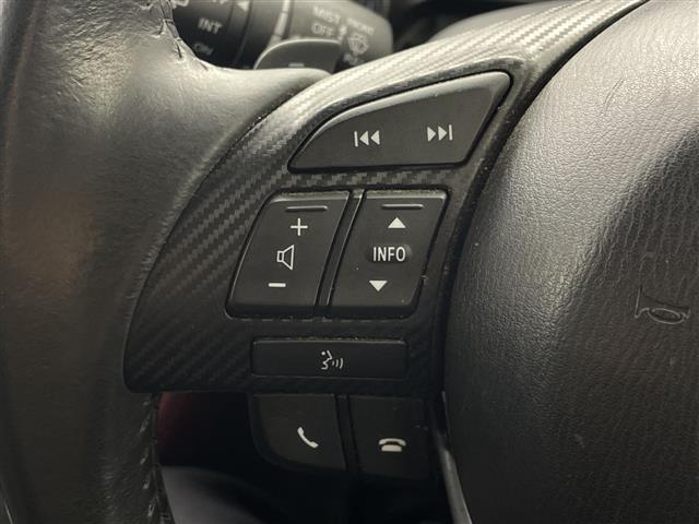 【ステアリングスイッチ】手元のボタンから、オーディオやナビなどの操作ができるので、よそ見をせずに安全に運転に集中できます！