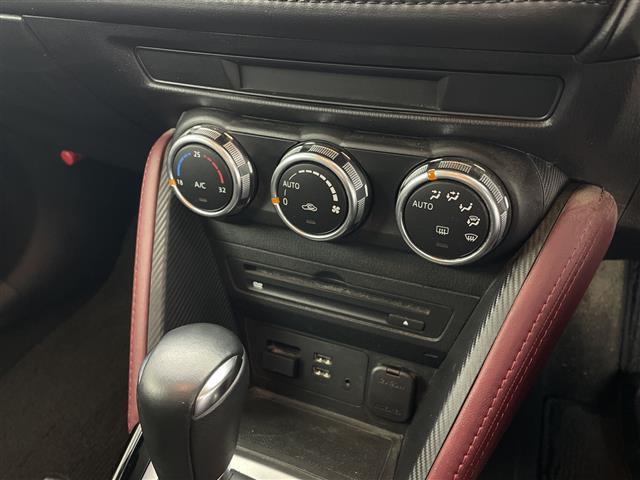 【ＣＤ／ＤＶＤプレーヤー／フルセグＴＶ】オプションのＣＤ／ＤＶＤプレーヤー／フルセグＴＶがついています！車内をより快適に！