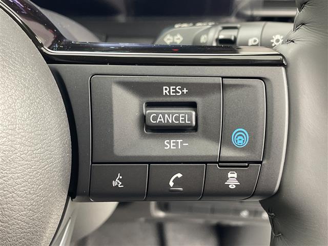 セレナ ｅ－パワー　ハイウェイスターＶ　登録済未使用車　純正１１型後席モニター　純正１２．３型ナビ　全周囲カメラ　プロパイロット　プロパイロットパーキング　電子ミラー　ワイヤレス充電器　ＳＯＳコール　ＥＴＣ２．０　ＬＥＤ　保証書　禁煙車（7枚目）