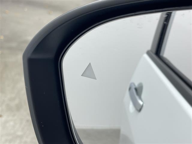 セレナ ｅ－パワー　ハイウェイスターＶ　登録済未使用車　純正１１型後席モニター　純正１２．３型ナビ　全周囲カメラ　プロパイロット　プロパイロットパーキング　電子ミラー　ワイヤレス充電器　ＳＯＳコール　ＥＴＣ２．０　ＬＥＤ　保証書　禁煙車（11枚目）