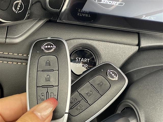 セレナ ｅ－パワー　ハイウェイスターＶ　登録済未使用車　純正１１型後席モニター　純正１２．３型ナビ　全周囲カメラ　プロパイロット　プロパイロットパーキング　電子ミラー　ワイヤレス充電器　ＳＯＳコール　ＥＴＣ２．０　ＬＥＤ　保証書　禁煙車（16枚目）