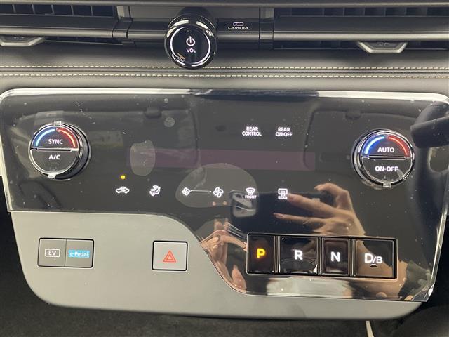 セレナ ｅ－パワー　ハイウェイスターＶ　登録済未使用車　純正１１型後席モニター　純正１２．３型ナビ　全周囲カメラ　プロパイロット　プロパイロットパーキング　電子ミラー　ワイヤレス充電器　ＳＯＳコール　ＥＴＣ２．０　ＬＥＤ　保証書　禁煙車（17枚目）