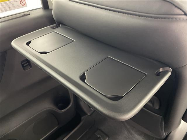 セレナ ｅ－パワー　ハイウェイスターＶ　登録済未使用車　純正１１型後席モニター　純正１２．３型ナビ　全周囲カメラ　プロパイロット　プロパイロットパーキング　電子ミラー　ワイヤレス充電器　ＳＯＳコール　ＥＴＣ２．０　ＬＥＤ　保証書　禁煙車（27枚目）