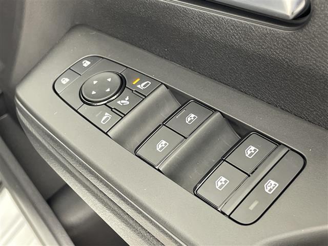 セレナ ｅ－パワー　ハイウェイスターＶ　登録済未使用車　純正１１型後席モニター　純正１２．３型ナビ　全周囲カメラ　プロパイロット　プロパイロットパーキング　電子ミラー　ワイヤレス充電器　ＳＯＳコール　ＥＴＣ２．０　ＬＥＤ　保証書　禁煙車（28枚目）