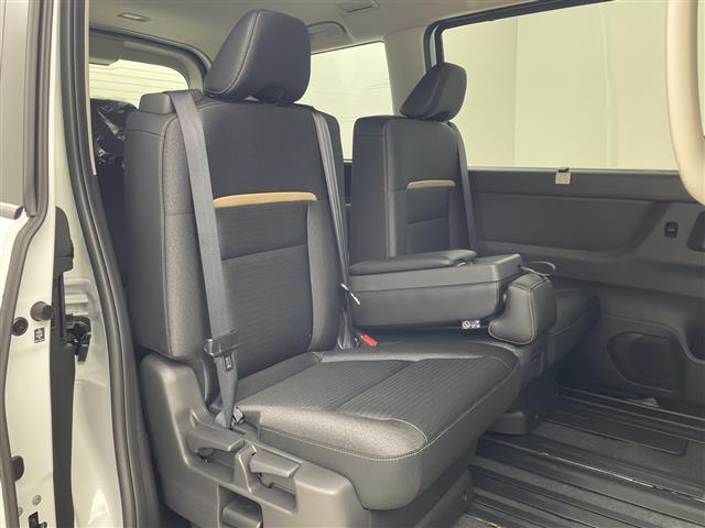 セレナ ｅ－パワー　ハイウェイスターＶ　登録済未使用車　純正１１型後席モニター　純正１２．３型ナビ　全周囲カメラ　プロパイロット　プロパイロットパーキング　電子ミラー　ワイヤレス充電器　ＳＯＳコール　ＥＴＣ２．０　ＬＥＤ　保証書　禁煙車（31枚目）