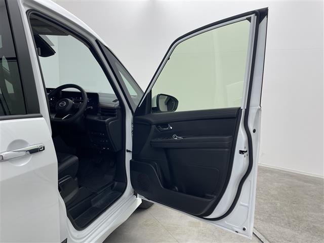 セレナ ｅ－パワー　ハイウェイスターＶ　登録済未使用車　純正１１型後席モニター　純正１２．３型ナビ　全周囲カメラ　プロパイロット　プロパイロットパーキング　電子ミラー　ワイヤレス充電器　ＳＯＳコール　ＥＴＣ２．０　ＬＥＤ　保証書　禁煙車（40枚目）