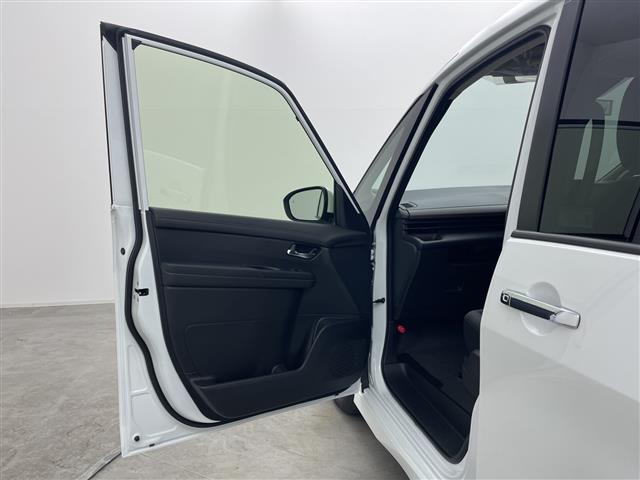 セレナ ｅ－パワー　ハイウェイスターＶ　登録済未使用車　純正１１型後席モニター　純正１２．３型ナビ　全周囲カメラ　プロパイロット　プロパイロットパーキング　電子ミラー　ワイヤレス充電器　ＳＯＳコール　ＥＴＣ２．０　ＬＥＤ　保証書　禁煙車（41枚目）