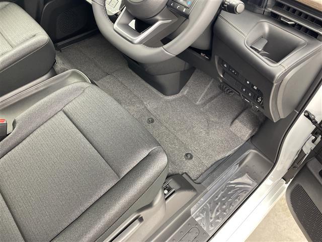 セレナ ｅ－パワー　ハイウェイスターＶ　登録済未使用車　純正１１型後席モニター　純正１２．３型ナビ　全周囲カメラ　プロパイロット　プロパイロットパーキング　電子ミラー　ワイヤレス充電器　ＳＯＳコール　ＥＴＣ２．０　ＬＥＤ　保証書　禁煙車（42枚目）