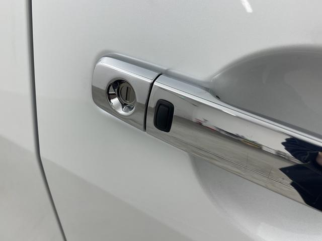 セレナ ｅ－パワー　ハイウェイスターＶ　登録済未使用車　純正１１型後席モニター　純正１２．３型ナビ　全周囲カメラ　プロパイロット　プロパイロットパーキング　電子ミラー　ワイヤレス充電器　ＳＯＳコール　ＥＴＣ２．０　ＬＥＤ　保証書　禁煙車（62枚目）