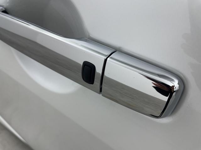 セレナ ｅ－パワー　ハイウェイスターＶ　登録済未使用車　純正１１型後席モニター　純正１２．３型ナビ　全周囲カメラ　プロパイロット　プロパイロットパーキング　電子ミラー　ワイヤレス充電器　ＳＯＳコール　ＥＴＣ２．０　ＬＥＤ　保証書　禁煙車（70枚目）