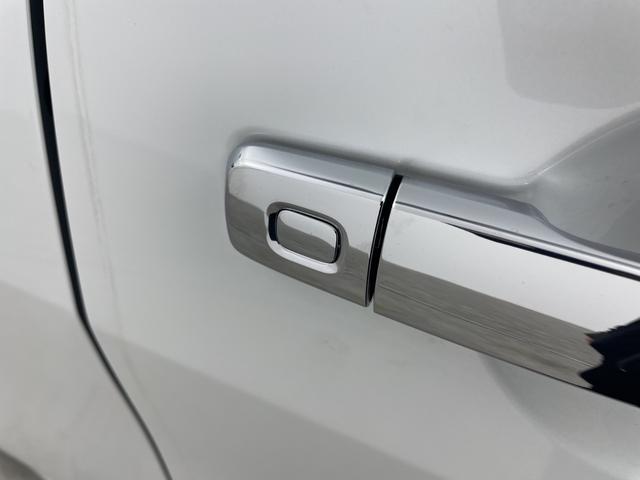 セレナ ｅ－パワー　ハイウェイスターＶ　登録済未使用車　純正１１型後席モニター　純正１２．３型ナビ　全周囲カメラ　プロパイロット　プロパイロットパーキング　電子ミラー　ワイヤレス充電器　ＳＯＳコール　ＥＴＣ２．０　ＬＥＤ　保証書　禁煙車（71枚目）