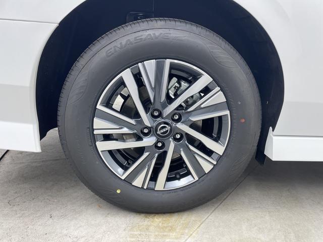 セレナ ｅ－パワー　ハイウェイスターＶ　登録済未使用車　純正１１型後席モニター　純正１２．３型ナビ　全周囲カメラ　プロパイロット　プロパイロットパーキング　電子ミラー　ワイヤレス充電器　ＳＯＳコール　ＥＴＣ２．０　ＬＥＤ　保証書　禁煙車（72枚目）