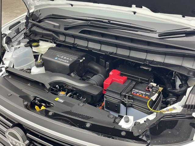 セレナ ｅ－パワー　ハイウェイスターＶ　登録済未使用車　純正１１型後席モニター　純正１２．３型ナビ　全周囲カメラ　プロパイロット　プロパイロットパーキング　電子ミラー　ワイヤレス充電器　ＳＯＳコール　ＥＴＣ２．０　ＬＥＤ　保証書　禁煙車（80枚目）