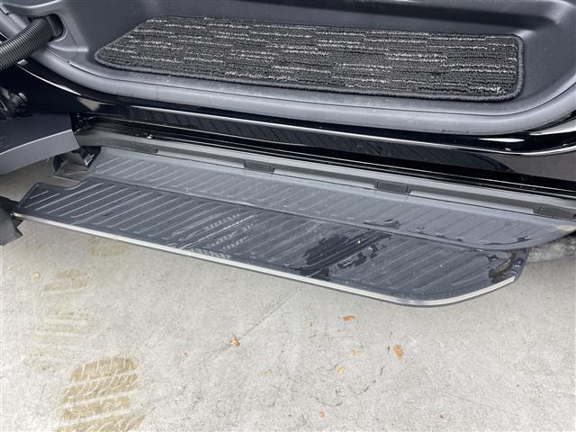 アルファードハイブリッド Ｚ　サンルーフ　純正１４型ナビ　純正１３．２型後席モニター　電子ミラー　ユニバーサルステップ　ワイヤレス充電器　全周囲カメラ　ドラレコ　両側電動スライドドア　シートヒーター／シートベンチレーション　禁煙車（10枚目）