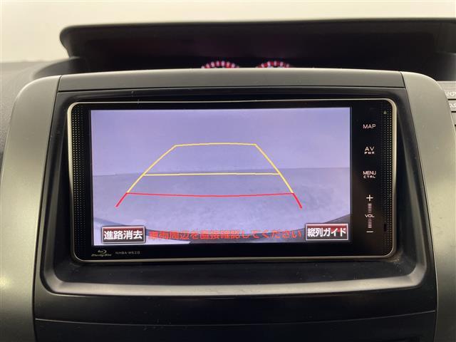 ヴォクシー ＺＳ　煌ＩＩＩ　純正１１型後席モニター　純正ナビ　バックカメラ　ビルトインＥＴＣ　ハーフレザーシート　キセノンヘッドライト　オートライト　両側電動スライドドア　プッシュスタートボタン　革巻きステアリング　禁煙車（4枚目）