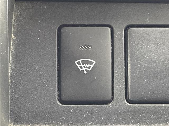 ヴォクシー ＺＳ　煌ＩＩＩ　純正１１型後席モニター　純正ナビ　バックカメラ　ビルトインＥＴＣ　ハーフレザーシート　キセノンヘッドライト　オートライト　両側電動スライドドア　プッシュスタートボタン　革巻きステアリング　禁煙車（9枚目）