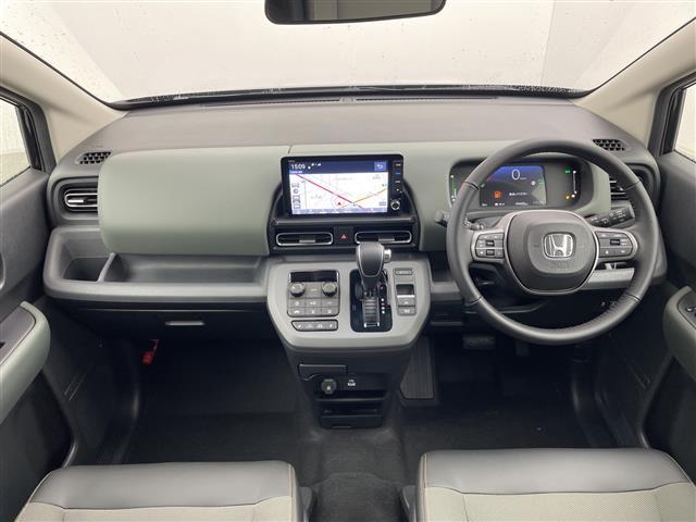 フリード ｅ：ＨＥＶクロスター　登録済未使用車　純正９型ナビ　バックカメラ　ＢＳＭ　ハーフレザーシート　シートヒーター　両側電動スライドドア　衝突被害軽減ブレーキ　レーダークルーズコントロール　クリアランスソナー　ＬＥＤライト　禁煙（2枚目）