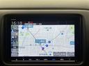 ヴェゼル ハイブリッドＺ・ホンダセンシング　純正８型ナビ　バックカメラ　アダプティブクルーズコントロール　レーンキープアシスト　衝突被害軽減ブレーキ　シートヒーター　ＬＥＤヘッドライト　ドライブレコーダー　ＥＴＣ　純正アルミホイール　禁煙車（3枚目）