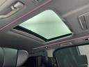【ツインムーンルーフ】天井から太陽の穏やかな光や爽やかな風を取り込むことができる、トヨタの「サンルーフ」です!頭上のスイッチでムーンルーフを開閉することができます。