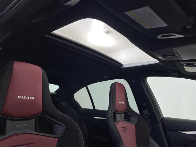 スカイライン ニスモ　純正日産コネクトナビ　メーカーオプションサンルーフ　フルニスモエアロ　専用カーボンフィニッシャー　純正ビルトインＥＴＣ　ＲＥＣＡＲＯ製スポーツシート　専用チューニングコンピュータ（4枚目）
