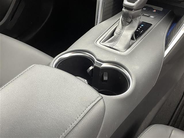 ハリアーハイブリッド Ｇ　純正ナビ機能付きディスプレイオーディオ（ＦＭ／ＡＭ／ＢＴ／ＨＤＭＩ／ＵＳＢ）　ハーフレザーシート　パワーバックドア　純正ＥＴＣ２．０　純正フロアマット　スマートキー　トヨタセーフティセンス　ＡＢＳ（13枚目）