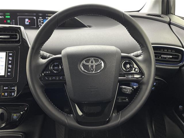 プリウス Sツーリングセレクション 4WD 純正SDナビ シートヒーター 純正18インチツーリングホイール バックカメラ 純正LEDヘッドライト 純正フロントフォグライト 純正ビルトインETC 社外レーダー ドライブレコーダー(3枚目)