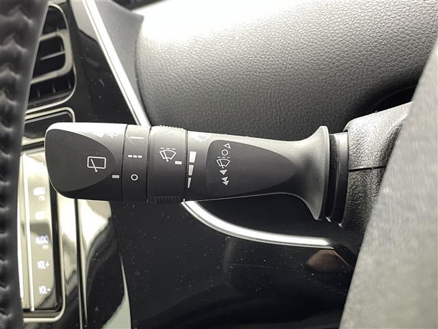 プリウス Sツーリングセレクション 4WD 純正SDナビ シートヒーター 純正18インチツーリングホイール バックカメラ 純正LEDヘッドライト 純正フロントフォグライト 純正ビルトインETC 社外レーダー ドライブレコーダー(6枚目)