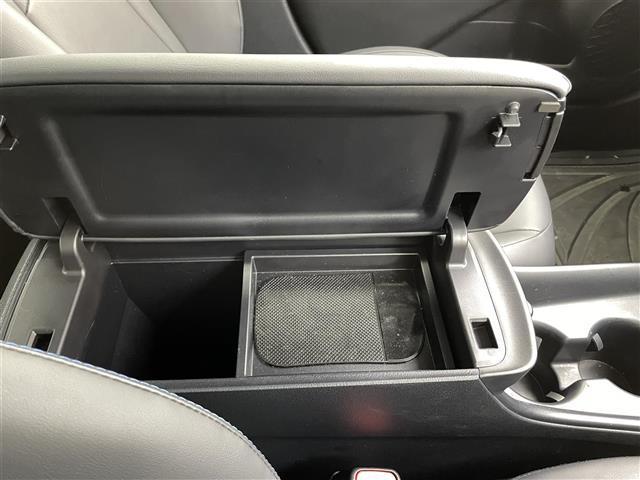 プリウス Sツーリングセレクション 4WD 純正SDナビ シートヒーター 純正18インチツーリングホイール バックカメラ 純正LEDヘッドライト 純正フロントフォグライト 純正ビルトインETC 社外レーダー ドライブレコーダー(13枚目)
