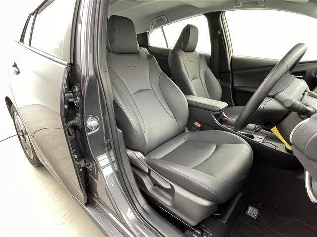 プリウス Sツーリングセレクション 4WD 純正SDナビ シートヒーター 純正18インチツーリングホイール バックカメラ 純正LEDヘッドライト 純正フロントフォグライト 純正ビルトインETC 社外レーダー ドライブレコーダー(17枚目)