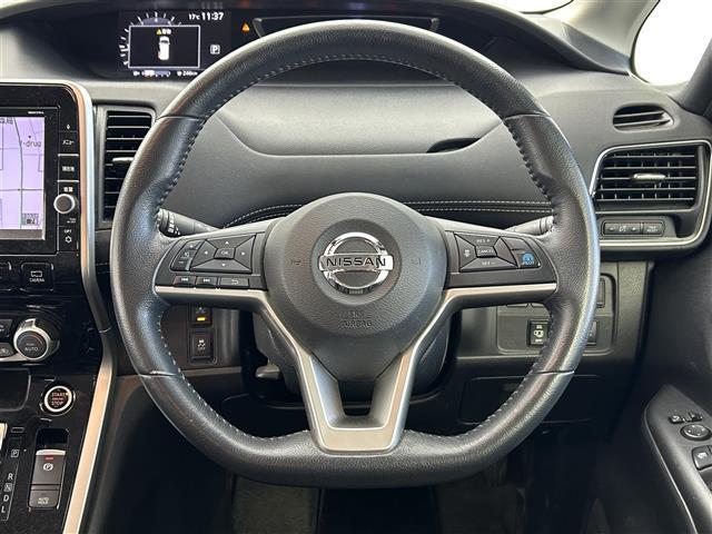 セレナ ハイウェイスター Vセレクション 日産純正SDナビ 型式:MM517D-L(FM/AM/BT/CD/DVD/SD/TV/Ipod)純正フリップダウンモニター 両側パワースライドドア ハンズフリーオートスライドドア プロパイロット(3枚目)