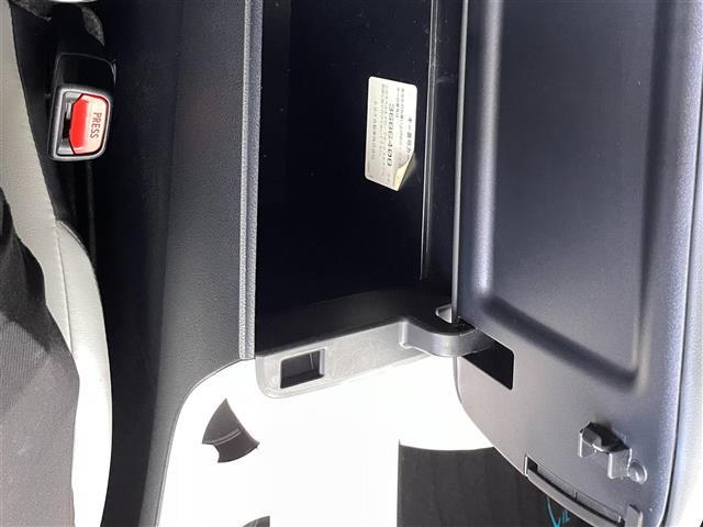 プリウス Aツーリングセレクション 純正ナビ CD DVD AM FM フルセグ Bluetooth シートヒーター ヘッドアップディスプレイ ブラインドスポットモニター オートライト オートマチックハイビーム パーキングアシスト(17枚目)