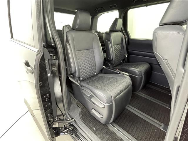 ヴォクシー ハイブリッドＳ－Ｚ　純正１０．５インチディスプレイオーディオ（ナビ／Ｂｌｕｅｔｏｏｔｈ／ＵＳＢ／Ｍｉｒａｃａｓｔ／ＨＤＭＩ）フルセグテレビ／バックカメラ／ビルトインＥＴＣ２．０／トヨタセーフティセンス／シートヒーター（14枚目）