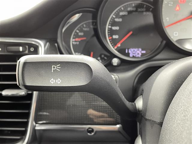 パナメーラ ＧＴＳ　ＢＯＳＥサウンド　サンルーフ　可動式リアウィング　純正クラリオン製ナビ　クルーズコントロール　ＥＴＣ　電動リアゲート　ドラレコ　シートヒーター　純正エアサス　純正可変バルブマフラー　パワーシート（7枚目）