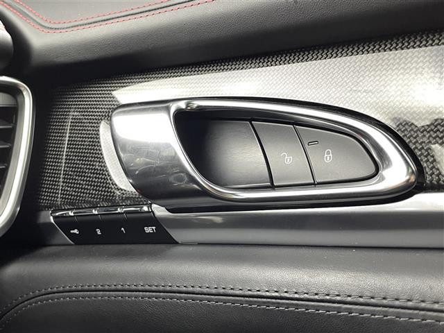 パナメーラ ＧＴＳ　ＢＯＳＥサウンド　サンルーフ　可動式リアウィング　純正クラリオン製ナビ　クルーズコントロール　ＥＴＣ　電動リアゲート　ドラレコ　シートヒーター　純正エアサス　純正可変バルブマフラー　パワーシート（25枚目）