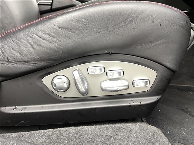 パナメーラ ＧＴＳ　ＢＯＳＥサウンド　サンルーフ　可動式リアウィング　純正クラリオン製ナビ　クルーズコントロール　ＥＴＣ　電動リアゲート　ドラレコ　シートヒーター　純正エアサス　純正可変バルブマフラー　パワーシート（26枚目）