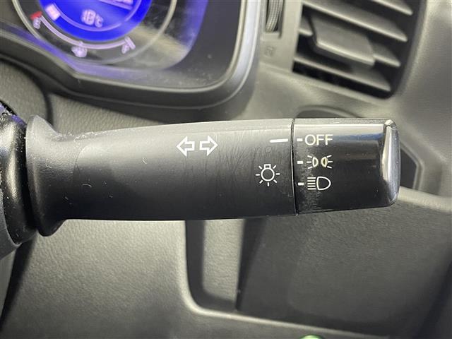 フィット 13G・Fパッケージ KENWOODナビ CD/DVD/TV 横滑り防止 プッシュスタート スマートキー ドアバイザー(5枚目)