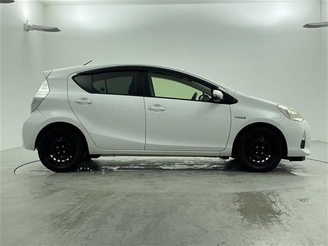 アクア Ｓ　純正ナビ　バックカメラ　ＥＴＣ　ＣＤ／ＤＶＤ　Ｂｌｕｅｔｏｏｔｈ　フルセグＴＶ　ステアリングスイッチ　ヘッドライドレベライザー　電動格納ミラー（16枚目）