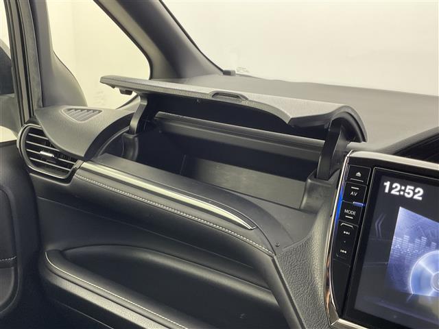 エスクァイア ハイブリッドＧｉ　アルパイン製ＢＩＧＸナビ　アルパイン製フリップダウンモニター　バックカメラ　シートヒーター　レザーシート　両側パワースライドドア　置くだけ充電　クルーズコントロール　純正ビルトインＥＴＣ　衝突被害軽減（17枚目）