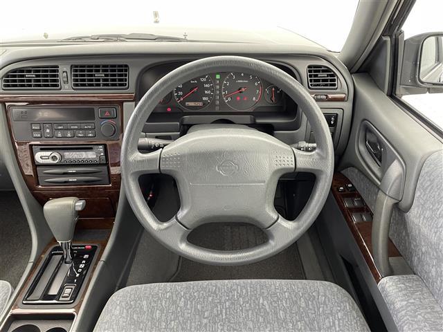 セドリック クラシック　ｃｌａｒｉｏｎカーオーディオ　ＥＴＣ　純正フロアマット　ドアバイザー（2枚目）