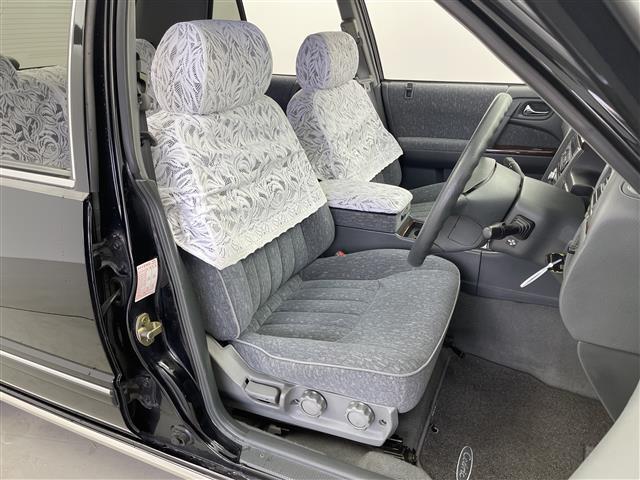 セドリック クラシック　ｃｌａｒｉｏｎカーオーディオ　ＥＴＣ　純正フロアマット　ドアバイザー（23枚目）