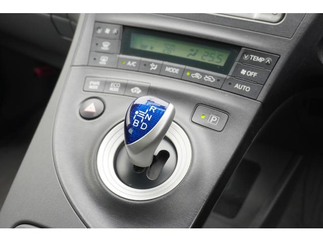 プリウス Ｓ　ＥＴＣ　バックカメラ　ナビ　ＴＶ　アルミホイール　オートライト　ＣＶＴ　スマートキー　電動格納ミラー　盗難防止システム　ＣＤ　ミュージックプレイヤー接続可　衝突安全ボディ　ＡＢＳ　ＥＳＣ　エアコン（15枚目）