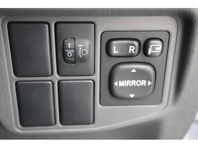 プリウス Ｓ　ＥＴＣ　バックカメラ　ナビ　ＴＶ　アルミホイール　オートライト　ＣＶＴ　スマートキー　電動格納ミラー　盗難防止システム　ＣＤ　ミュージックプレイヤー接続可　衝突安全ボディ　ＡＢＳ　ＥＳＣ　エアコン（16枚目）