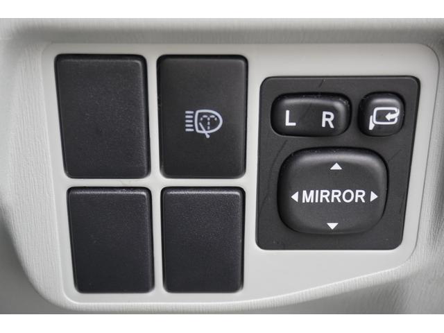 プリウス Ｓツーリングセレクション　ＥＴＣ　アルミホイール　ＬＥＤヘッドランプ　ヘッドライトウォッシャー　ＣＶＴ　スマートキー　アイドリングストップ　電動格納ミラー　盗難防止システム　ミュージックプレイヤー接続可　衝突安全ボディ　ＡＢＳ（16枚目）